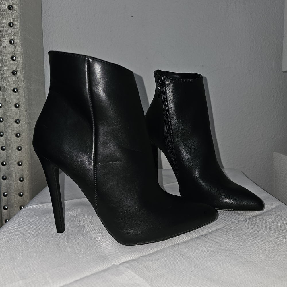 Candie's Black Pointed-Toe High Heel Ankle Booties
